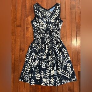 Simply Vera Wang Navy & White Leaf Print Smocked Sleeveless Dress Size Small